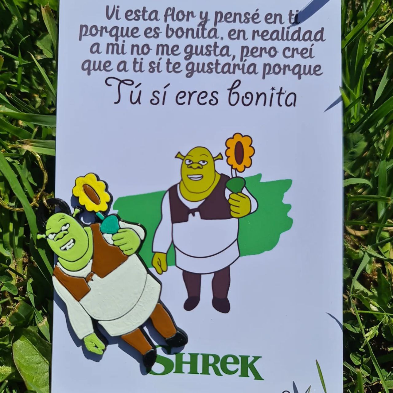 Llavero de Shrek con una FLOR en la mano